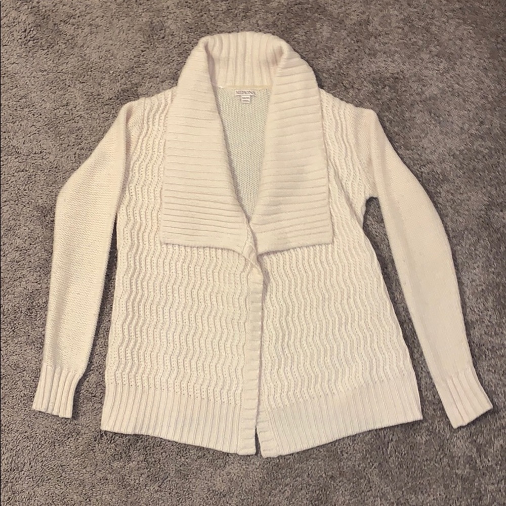 Cream/off white cardigan.